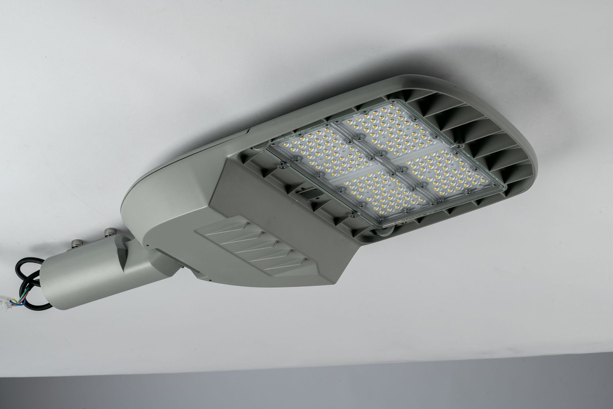 Faro stradale per esterno IP65 in alluminio con lenti in materiale autoestinguente , antiurto e anti-UV led 100W 15500LM 4000°k con CREPUSCOLARE STREETWAY Faro stradale per esterno IP65 in alluminio con lenti in materiale autoestinguente , antiurto e anti-UV led 100W 15500LM 4000°k con CREPUSCOLARE STREETWAY